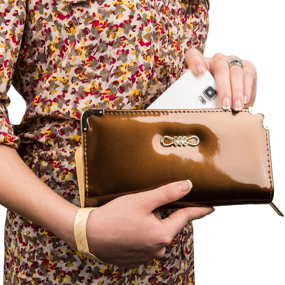 Tory Smartphone Wristlet (Coffee Brown)